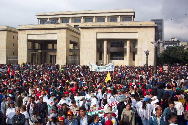 Generalstreik am 12. Oktober 2004. In Bogotá demonstrieren zwischen 100.000 und 250.000 Menschen gegen die Wirtschaftspolitik der Regierung. Im ganzen Land sind es eine knappe Million